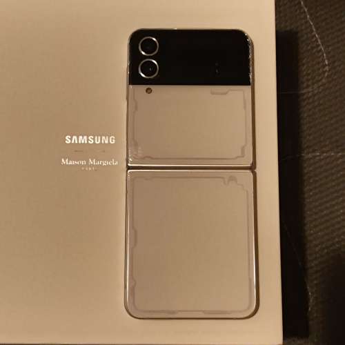 Maison Margiela x sumsung filp 4