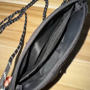 日本Kiu手機斜孭袋，順豐寄免運費!!!