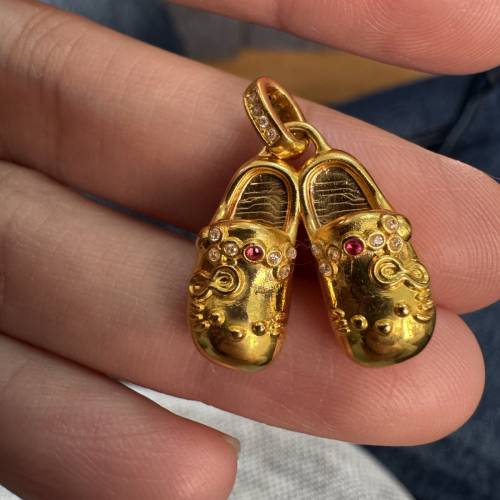 18k金拖鞋造型吊墜