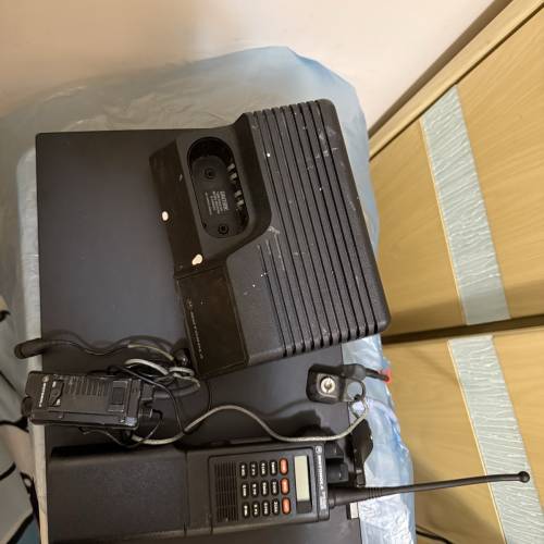 Motorola saber 3對講機 耳骨Mic 充電座一套平賣$1500