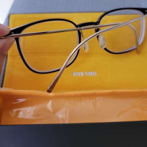 男框 ( 黑方膠金側幼橋 )