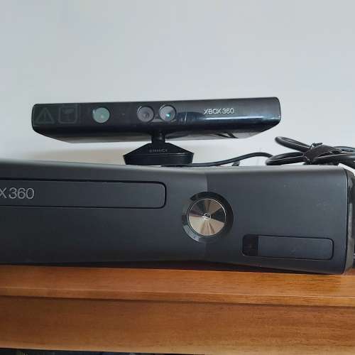 xbox360S + kinect +2隻遊戲