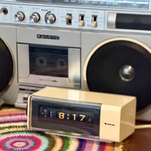 出售 昭和時期 sanyo 座枱機械跳字鐘,日本制造,外觀九成半新,有滲光功能，使用100v...