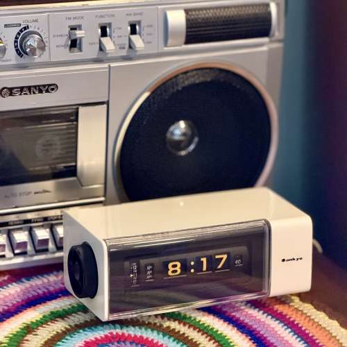 出售 昭和時期 sanyo 座枱機械跳字鐘,日本制造,外觀九成半新,有滲光功能，使用100v...