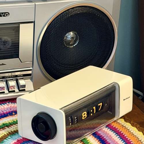 出售 昭和時期 sanyo 座枱機械跳字鐘,日本制造,外觀九成半新,有滲光功能，使用100v...