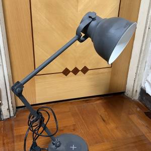 灰色可調節座枱燈連無線充電，可以為手機無線充電      Grey adjustable lamp with...