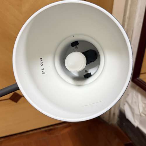 灰色可調節座枱燈連無線充電，可以為手機無線充電      Grey adjustable lamp with...