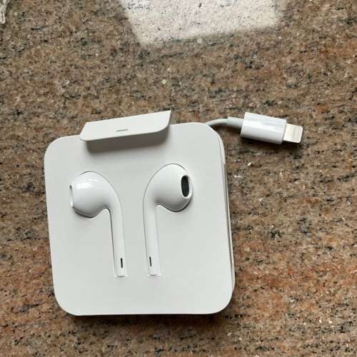 100% New Apple Earbuds (lightning)