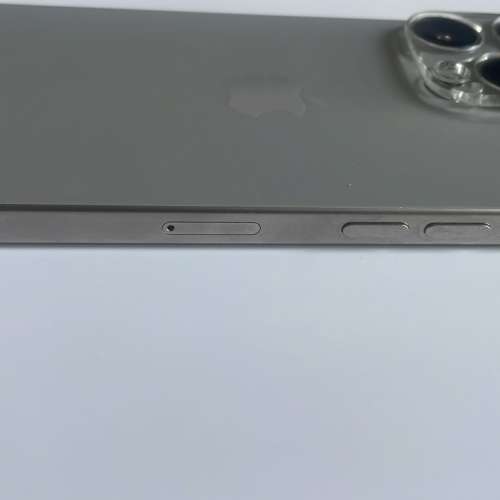 放iPhone 15pro 鈦原（靚電池健康度）