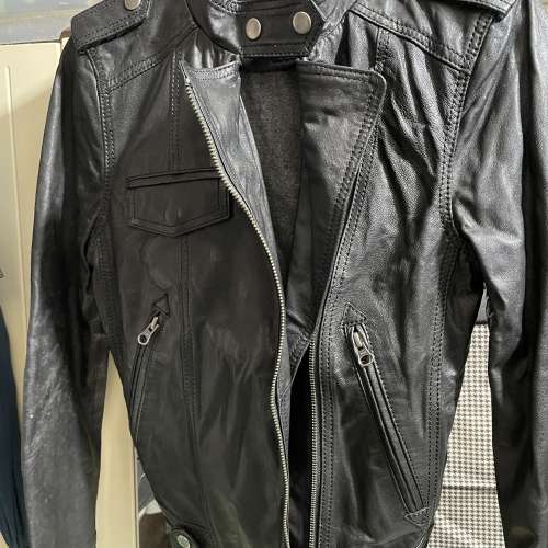 意大利。girl 女士。黑色。真皮。短身皮褸。size 38。如果合適屯門良景交收。