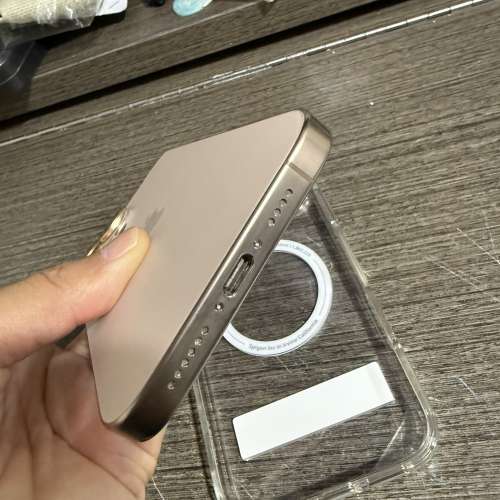 有保iPhone 16Pro max 256gb金色，港行，備機少用，電池健康度100，還有200幾日保養...