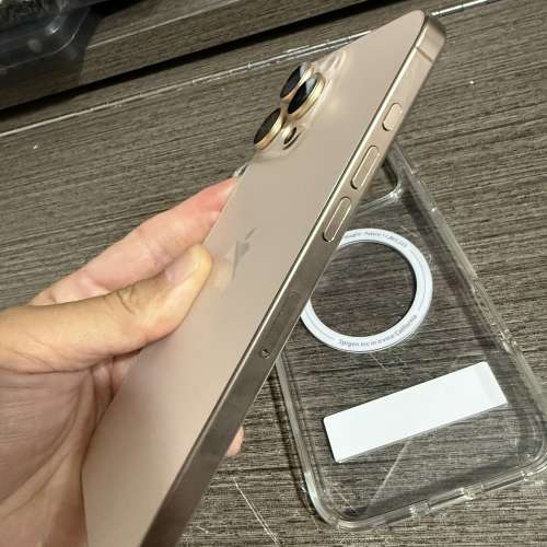 有保iPhone 16Pro max 256gb金色，港行，備機少用，電池健康度100，還有200幾日保養...