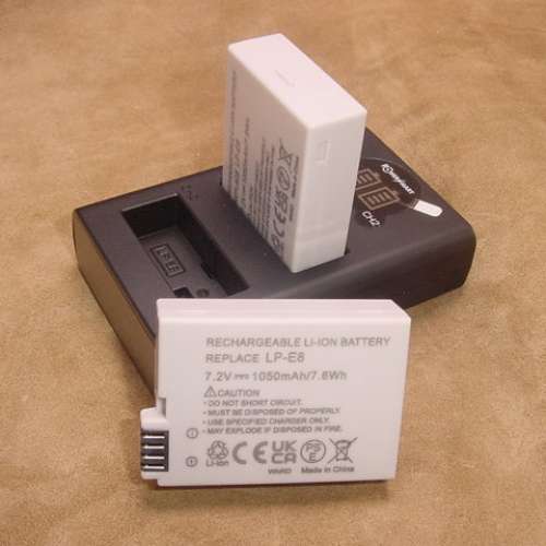 ( 2x LP-E8電池 連 1x LPE8 USB雙位充電器 )優惠套裝合Canon EOS 600D,EOS 650D,EO...