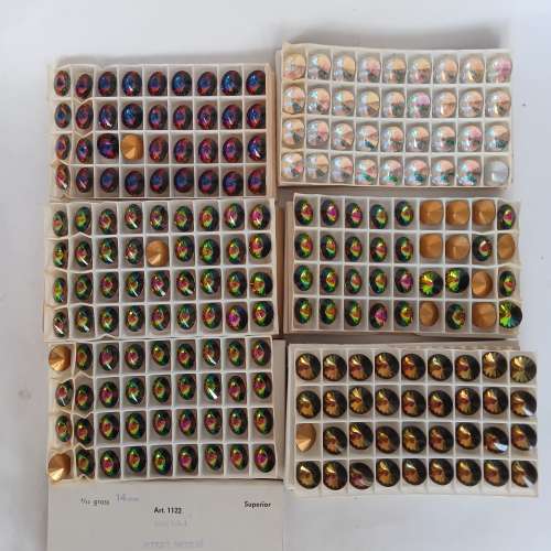 清理存貨平售，一手216粒14mm奥國彩石如照片顯示，共售150元。no.D26.11.25