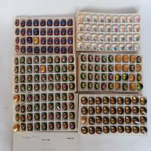 清理存貨平售，一手216粒14mm奥國彩石如照片顯示，共售150元。no.D26.11.25