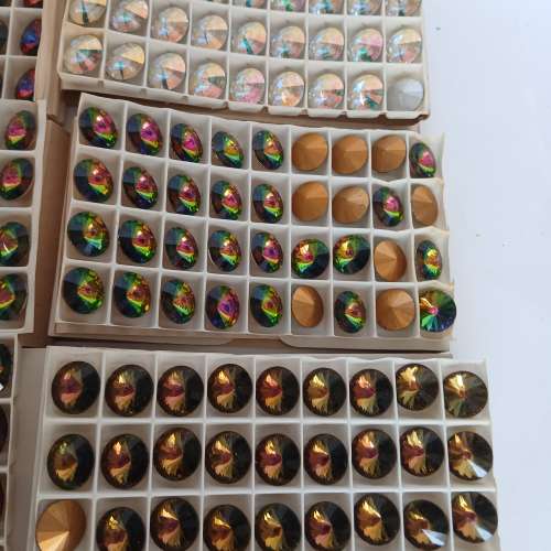 清理存貨平售，一手216粒14mm奥國彩石如照片顯示，共售150元。no.D26.11.25