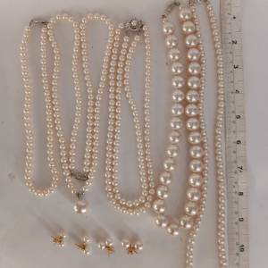 清理 存貨平售 ，一手五款 日本樹脂人造養珠頸鍊，4對耳環，好皮光， 清貨價共售300...