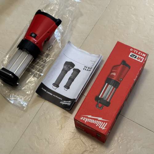 Milwaukee M12 USB 充電檢修燈 2362-20，可以叉USB ( 淨工具 ) （ +HKD100 送電送叉...