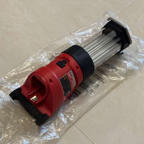 Milwaukee M12 USB 充電檢修燈 2362-20，可以叉USB ( 淨工具 ) （ +HKD100 送電送叉...