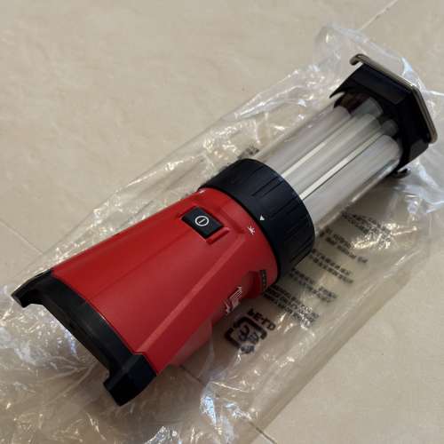 Milwaukee M12 USB 充電檢修燈 2362-20，可以叉USB ( 淨工具 ) （ +HKD100 送電送叉...