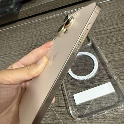 長保iPhone 16Pro max 256gb金色，港行，備機少用，電池健康度100，還有200幾日保養...
