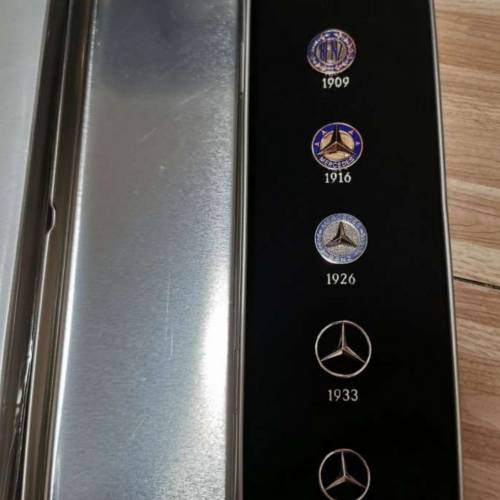 Mercedes-Benz 襟章別針套裝