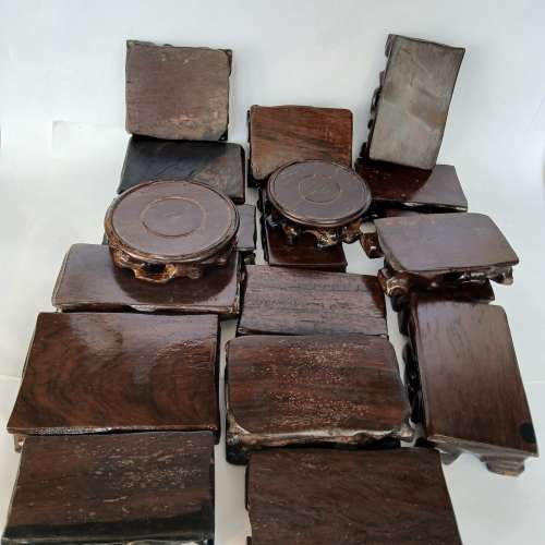 清貨平售  ，一手18個 樹根木座如附上照片， 共售三百元 單一個60元 .no.DR29.11.25