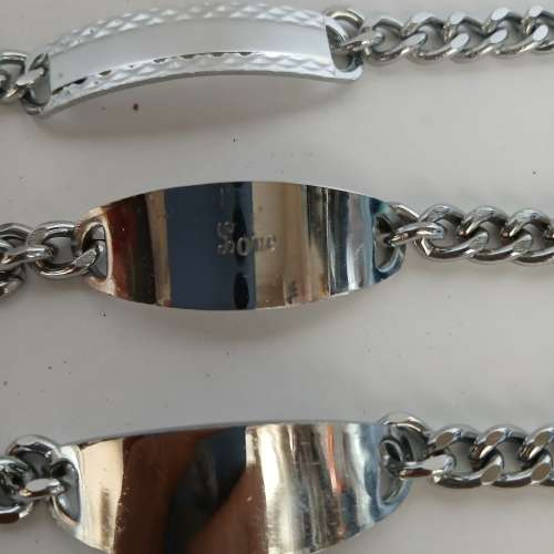 清貨平售  ，一手5 條 金屬手串如照片 顯示， 共售 180元， 單條100元，.no.D29.11.25