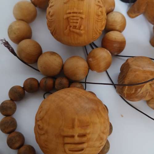 清貨大平售， 一手12件崖柏小擺件/珠串，共售390元。 崖柏有濃厚香味 ， 及驅蟲蚊蟲...