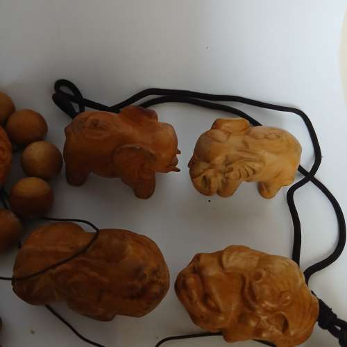 清貨大平售， 一手12件崖柏小擺件/珠串，共售390元。 崖柏有濃厚香味 ， 及驅蟲蚊蟲...