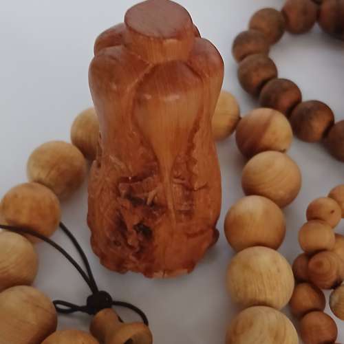 清貨大平售， 一手12件崖柏小擺件/珠串，共售390元。 崖柏有濃厚香味 ， 及驅蟲蚊蟲...