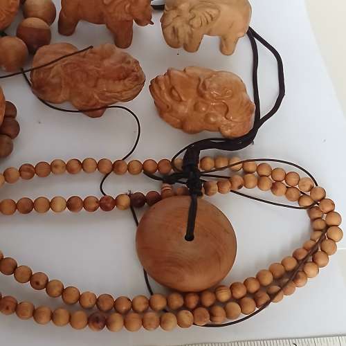 清貨大平售， 一手12件崖柏小擺件/珠串，共售390元。 崖柏有濃厚香味 ， 及驅蟲蚊蟲...