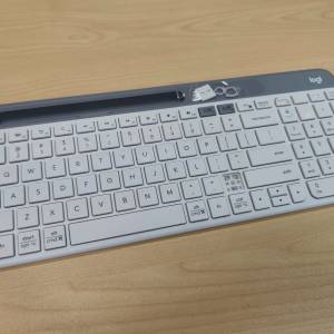 Logitech K580 白色鍵盤 (壞，"?"鍵壞)
