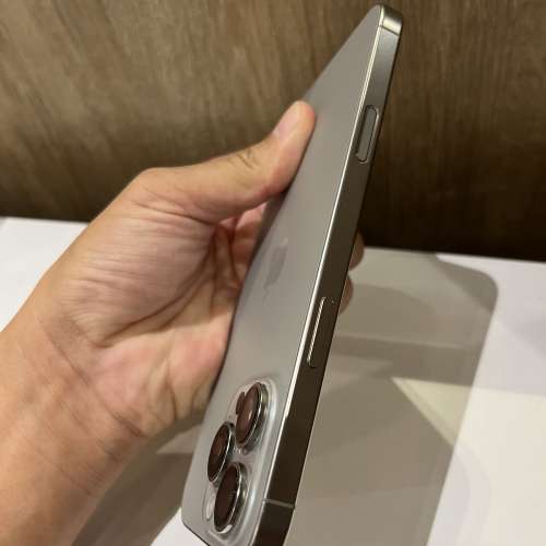 iPhone 16pro max 256gb,港行雙卡，完美冇花，電池健康度98，有套有貼，所有功能正常...