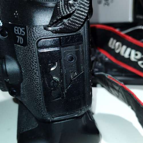 放Canon 7D連原廠摩打及一支SIGMA 17-70MM 2.8-4 OS HSM鏡及送一支騰龍16-300mm 3....