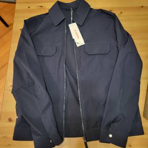 Bossini X ( 深蓝彈性短褸 )