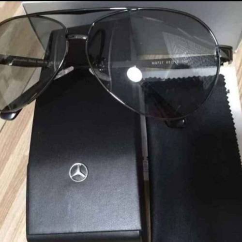 Mercedes-Benz 太陽眼鏡
碳灰色
變色片
