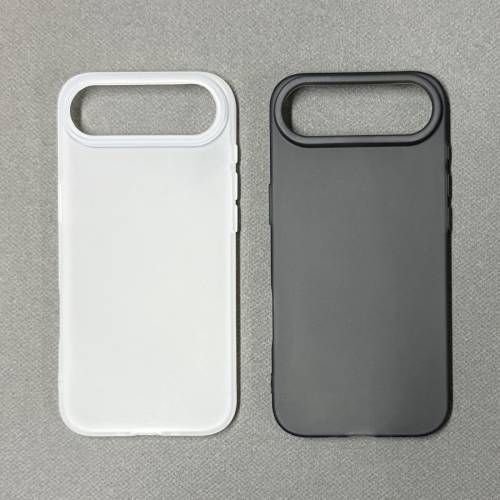 iPhone 17 Air 磨砂透白 及 磨砂透黑 軟身機殼各一個