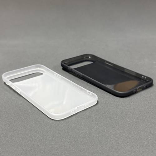 iPhone 17 Air 磨砂透白 及 磨砂透黑 軟身機殼各一個
