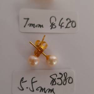 14k日本養珠耳環，每對價錢如照片顯示，兩對共售七百元。no.6.11.25