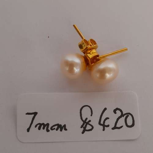 14k日本養珠耳環，每對價錢如照片顯示，兩對共售七百元。no.6.11.25