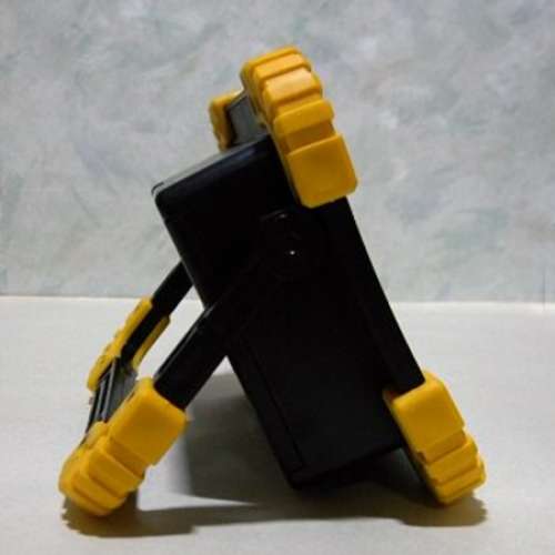 超薄 20W LED 便攜燈 兩粒18650 鋰電池或三粒AA 碱性電池供電