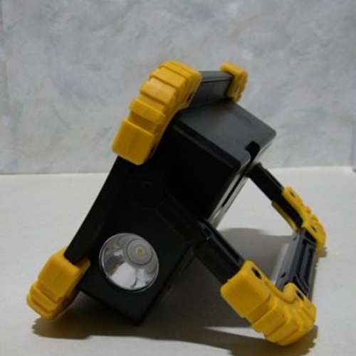 超薄 20W LED 便攜燈 兩粒18650 鋰電池或三粒AA 碱性電池供電