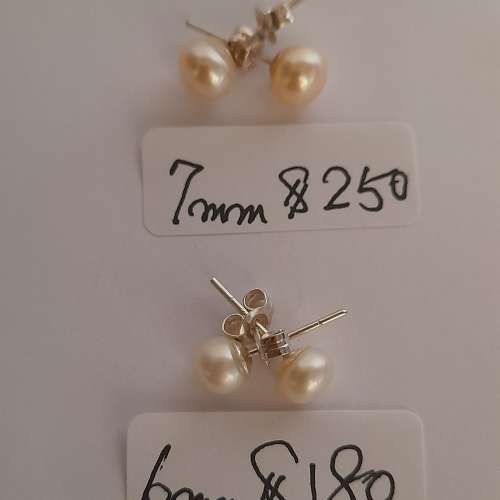 .日本養珠耳環,配上925純銀耳針/托，每對價錢如照片顯示，兩對共售300元。no.7.11.25.