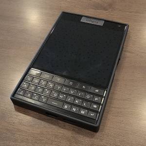 9.9成新Titan2全键盘手机