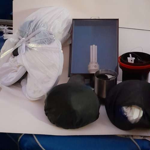 清理古舊器材，燈箱，三個可摺疊攝影棚,photo box，兩個沖菲林罐， 全部共售380元...