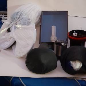 清理古舊器材，燈箱，三個可摺疊攝影棚,photo box，兩個沖菲林罐， 全部共售380元...