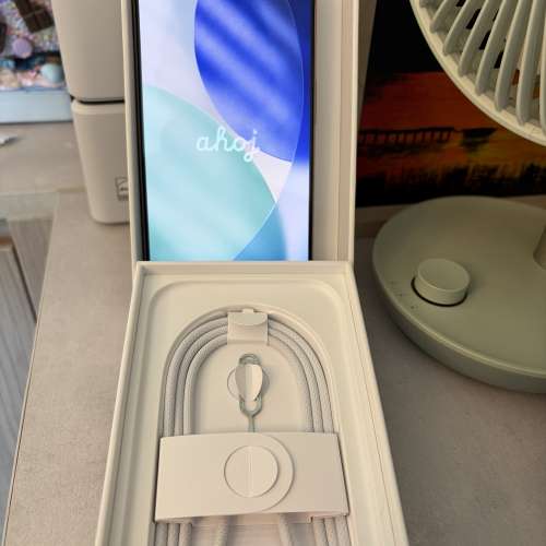 iPhone 16 pro 沙金色