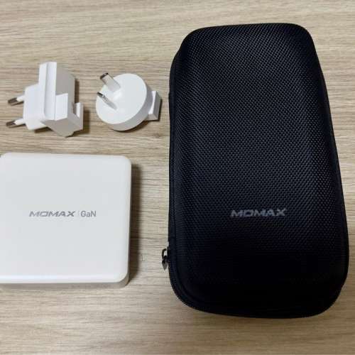 95%新白色MOMAX摩米士GaN氮化鎵 100W 4口快速充電器(附國際旅行轉頭,送外置盒)
