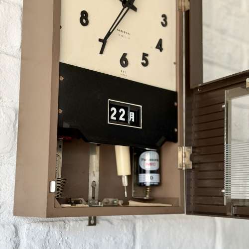 出售 6-70年代昭和風National掛鐘一個,整體85%新，100%正常，每小時有報時功能，機...